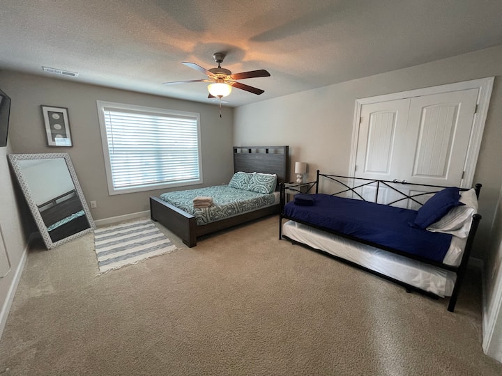 غرفة النوم رقم3 في الطابق الثالث بسرير بحجم ملكي وسرير نهاري مزدوج مع دولاب مزدوج