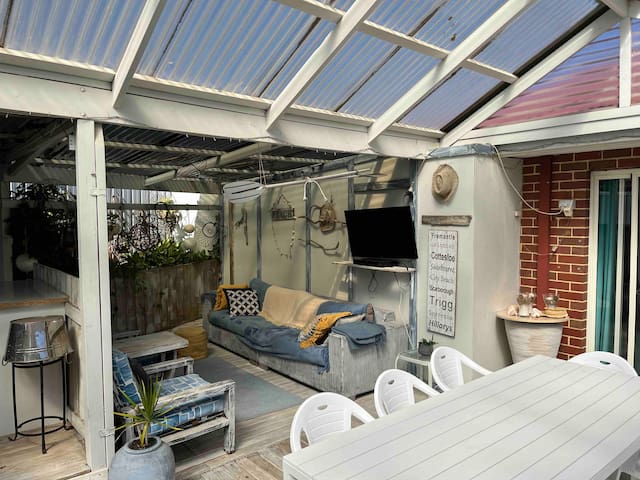 Large home with pool,near Fremantle, beach & river