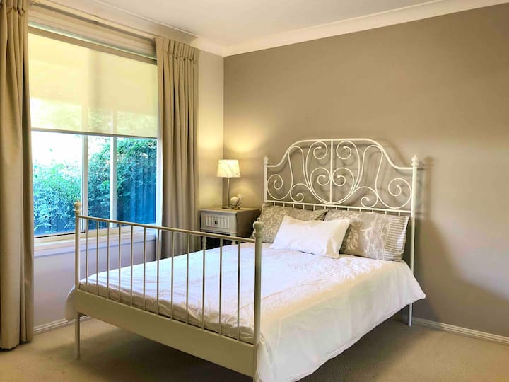 Clean, Cosy Bedroom In A Beautiful Quiet Home - Blacktown