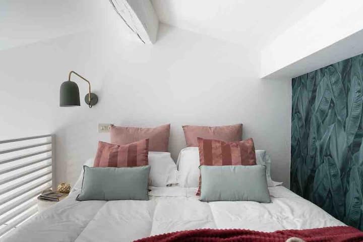 KING SIZE BED UPSTAIRS