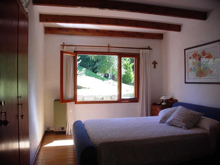 חדר שינה ראשי עם חדר רחצה בסוויטה.