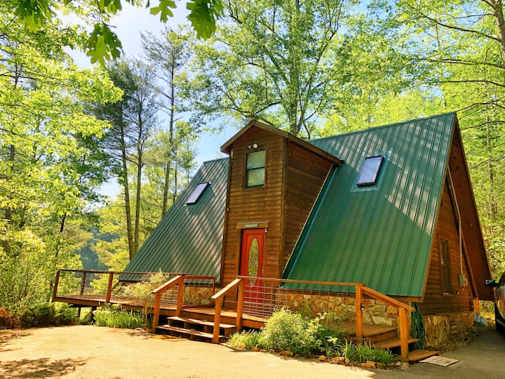 Secluded lakefront chalet - canoe / kayaks