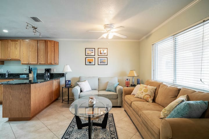 Amazing condo minutes from the beach, heated pool!