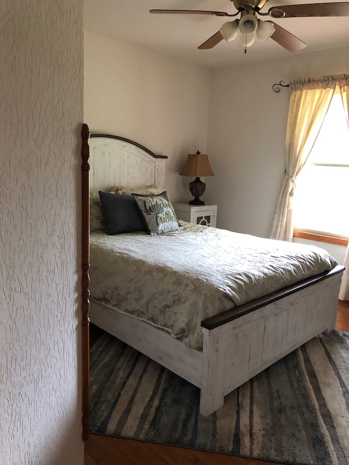 Spálňa 1 s manželskou posteľou veľkosti Queen