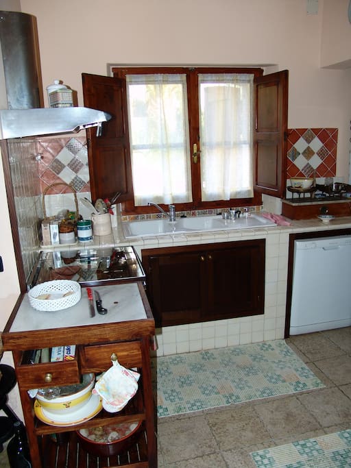 cucina in muratura completamente attrezzata, a disposizione degli ospiti