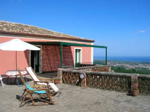 Airbnb con migliori performance: Panoramic manor house overlooking Taormina and Etna a Mascali