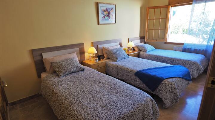 „Спалня I “:
3 единични легла, гардероб, нощно шкафче