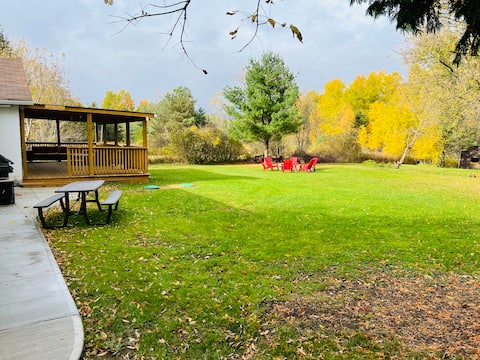 5-BR Home Near Toronto - Large Backyard & Fire Pit