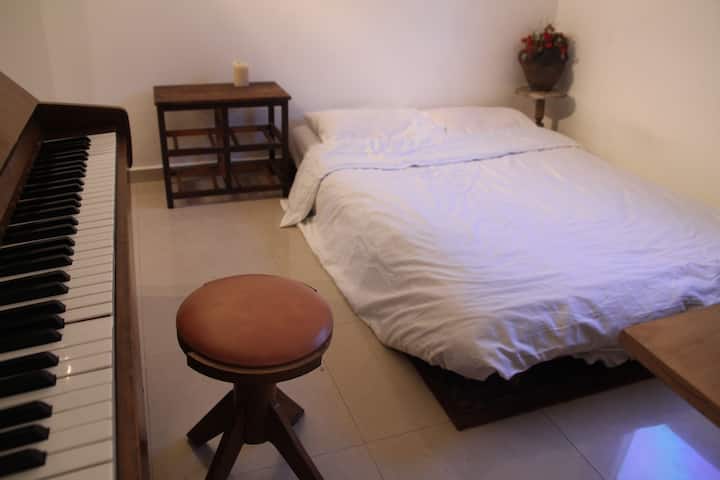 Მეორე საძინებელში პიანინოა. დაკვრა უფასოა...