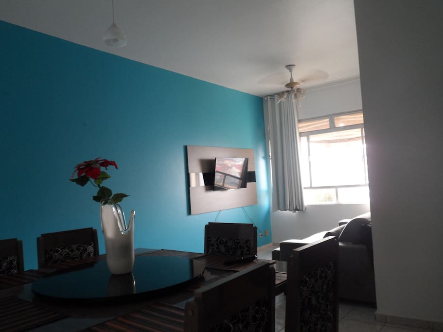 sala de estar-jantar com tv de tela plana e vista Pça Popular e Arena Pantanal