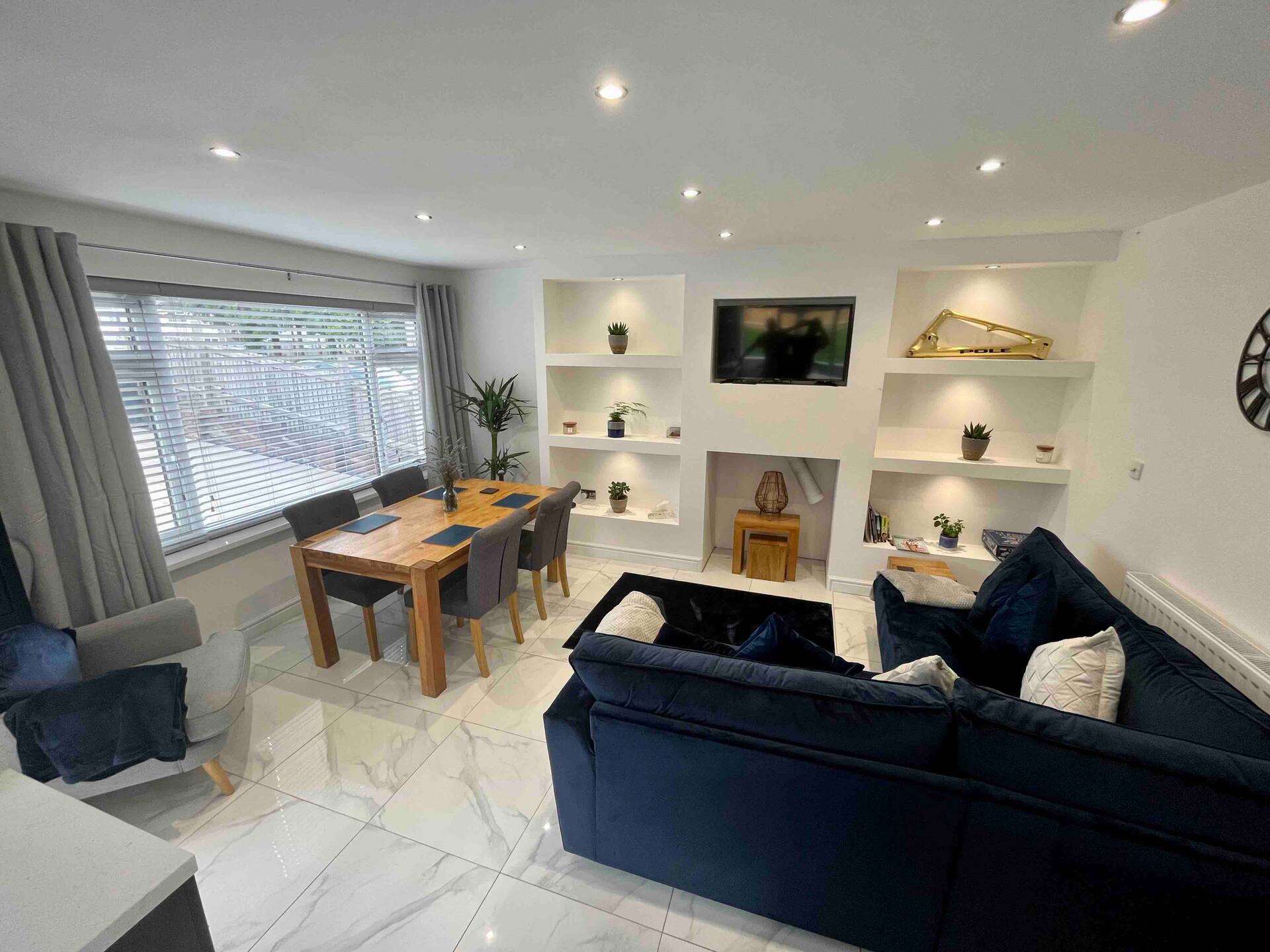 Modern bungalow-driveway - contractor and holiday