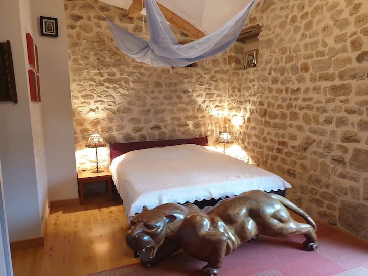 Izba Dogon: 1 manželská posteľ šírka 160 cm x 200 cm dlhá
Veľká skrine