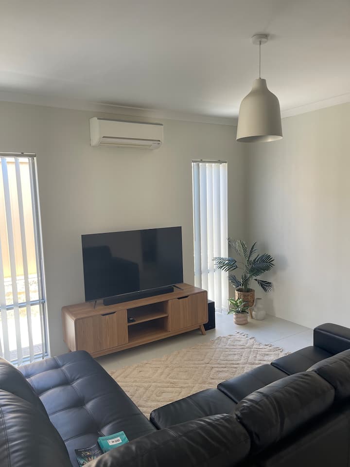 Family 3 Bedroom Home - Jandakot Airport