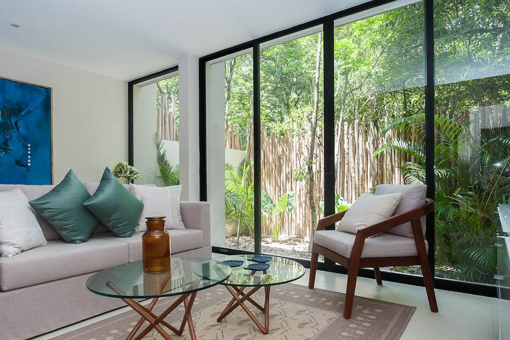 Sala con vista hacia el deck