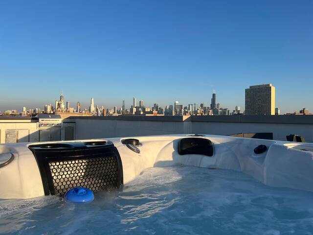 Luxe condo w/ HOT TUB and Amazing Roof Deck! gallery image 3