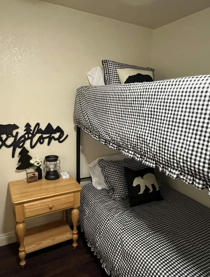 Dhomë ariu me krevat dopio për 3 persona