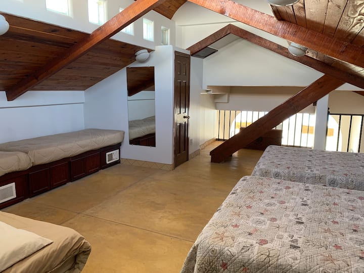 Лофт на средно ниво - прикрепена баня (1,5 етаж)