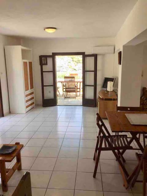 Popular Airbnb listing: Beautiful Batsi Bay Summer Apartment in Δήμος Άνδρου