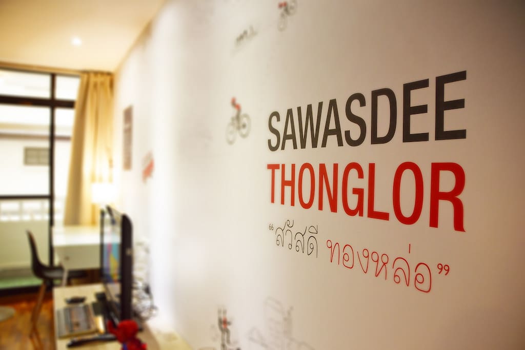 Sawasdee Thonglor - Hi in Thai
