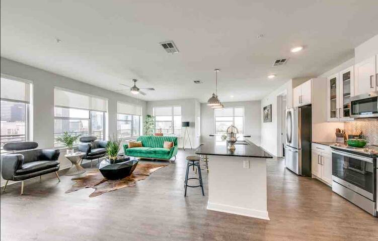 Luxury Penthouse centrally located! Top tier gallery image 4