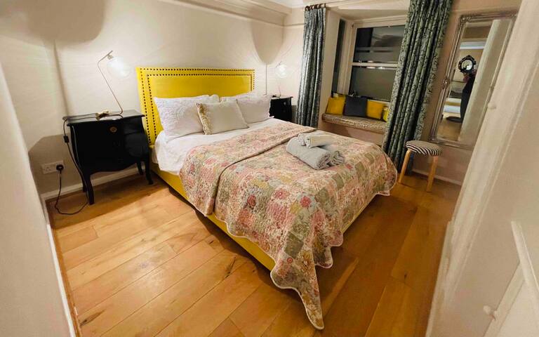 Chelsea & Kensington 4 Bed Townhouse with Parking gallery image 4