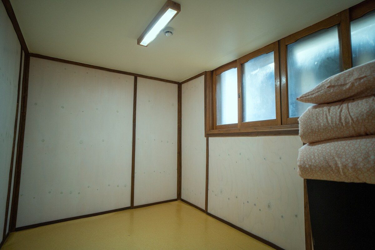 მე-2 სართული, პატარა ოთახი