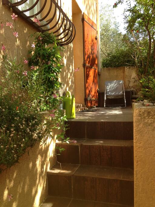 Entrée avec petite terrasse.