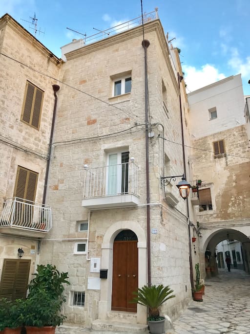Independent 3 story home with a roof terrace.