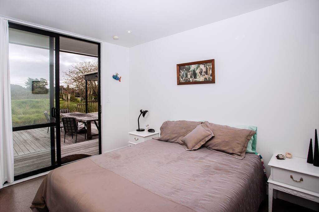 Queen Room off outside wing - Matapouri Holiday Home