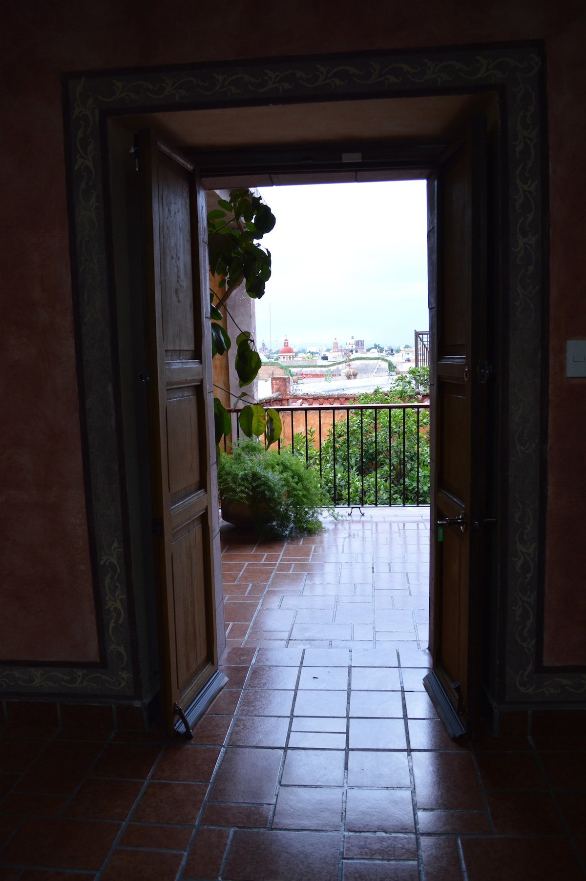 Habitación 9, segundo piso, se puede comunicar con la 8. Tiene 1 cama matrimonial y 1 individual, baños compartidos