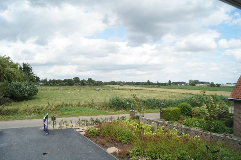 Mogelijkheid om eigen terrein te parkeren en fietsen binnen te zetten
