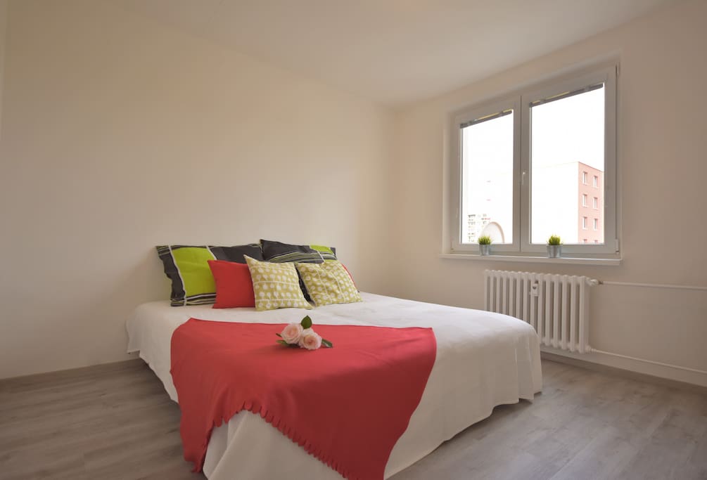 A spacious bedroom with a large double bed.
Excellent mattresses will guarantee you a quiet and quality sleep.
