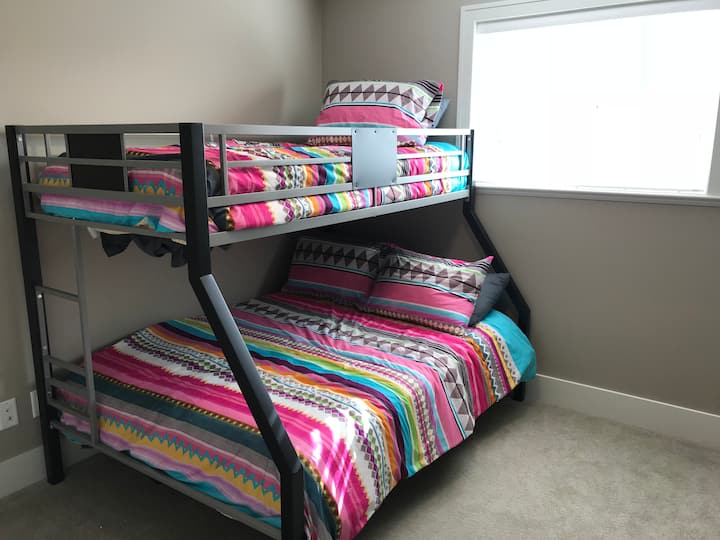 Jedna z dvoch poschodových izieb 