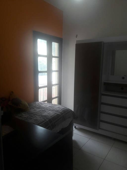 Muita luz no quarto e grande varanda