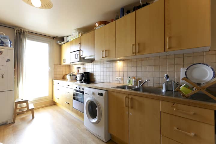 Large room 6 min Paris by metro