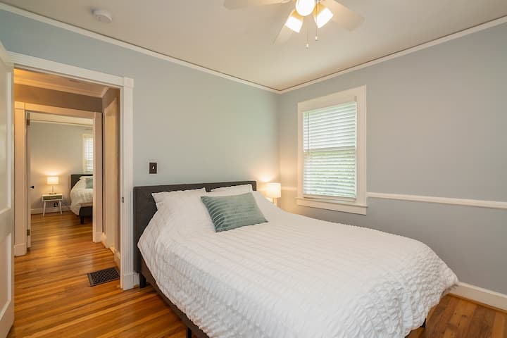 Მთავარ სართულზე მდებარე ორ საძინებელში არის Queen ‑ ის ზომის საწოლები პრემიუმ-კლასის თეთრეულით. 