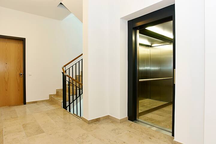 Airbnb Superb 2 bed 2bath + Carpark, city centre! gallery image 5