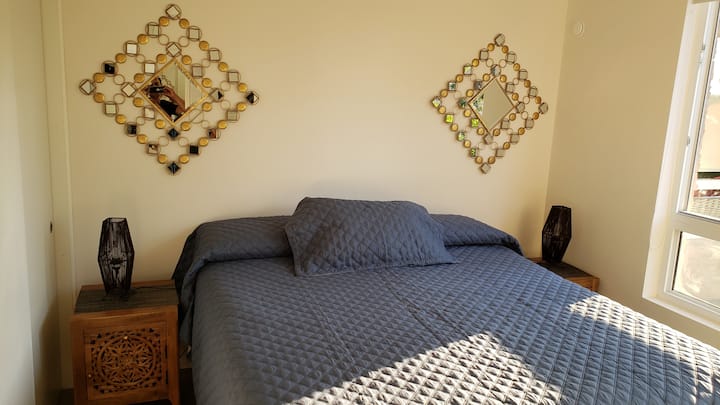 חדר שינה ראשי עם חדר רחצה צמוד