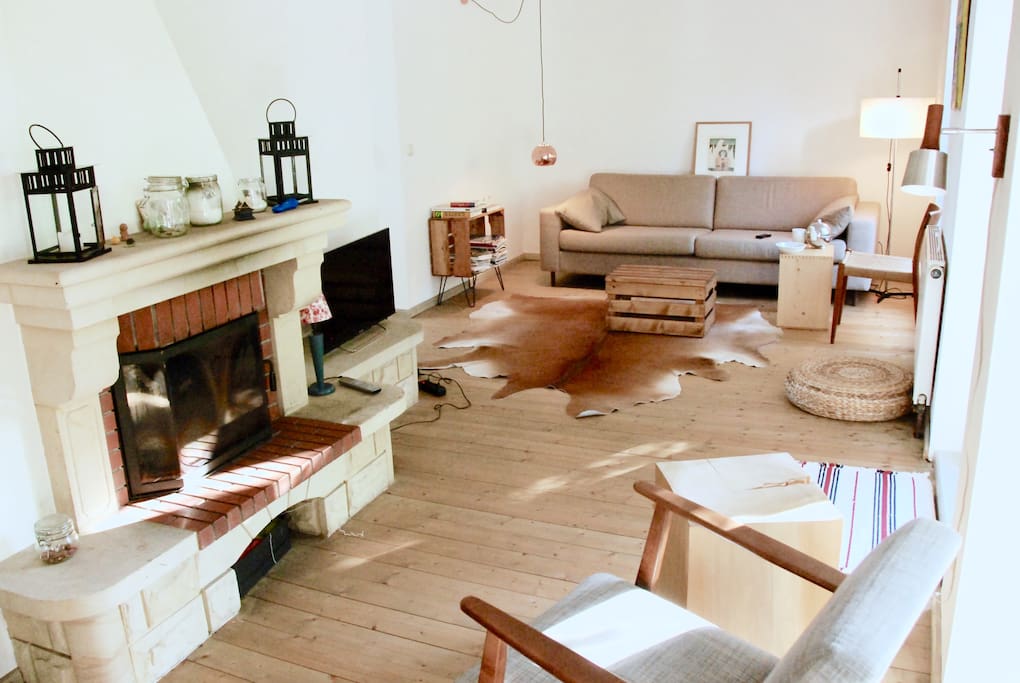 Das Wohnzimmer mit Kamin.