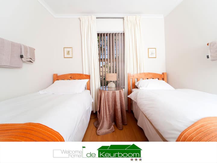 Treća spavaća soba ima dva kreveta za jednu osobu, krovni ventilator, zidni grijač i električne deke. Dovoljno prostora u ormarićima i svježe oprane posteljine.