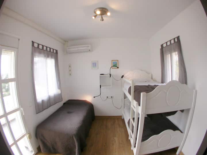 Chambre 3/4 enfants avec lit tiroir et lit superposé (étage)