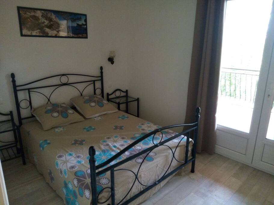 Chambre 1 avec accès sur la terrasse par la porte-fenêtre de la chambre
