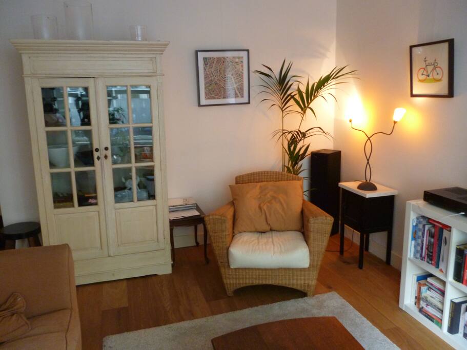 Great open livingroom with diner table and comfortable couch!