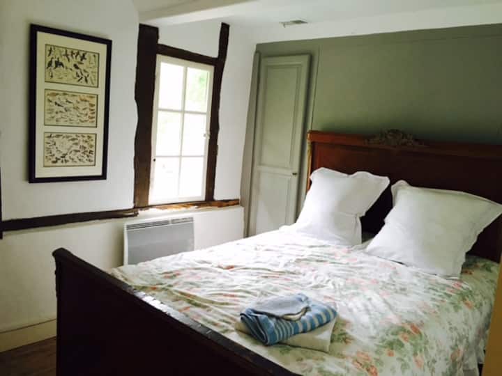 חדר שינה קטן בקומת הקרקע