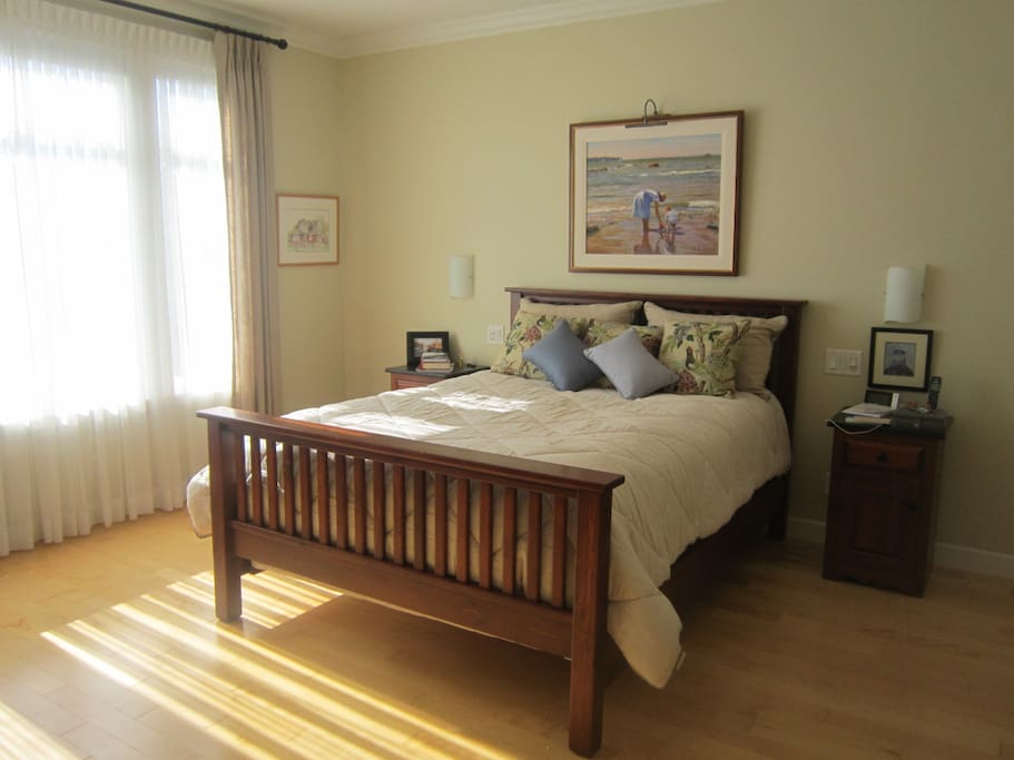 Principal bedroom on main- queen