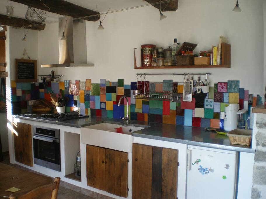 La cuisine..... zinc; bois et une mosaïque en faience multicolore!