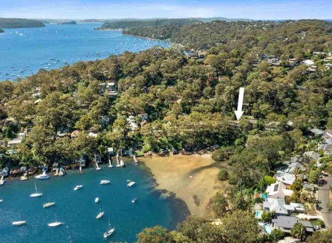 Sydney Northern Beaches Waterfront holiday house gallery image 2