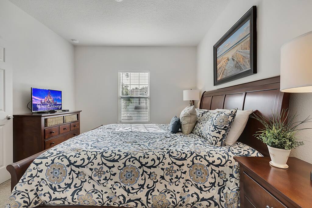 Bedroom 1: Upper Level Master Suite