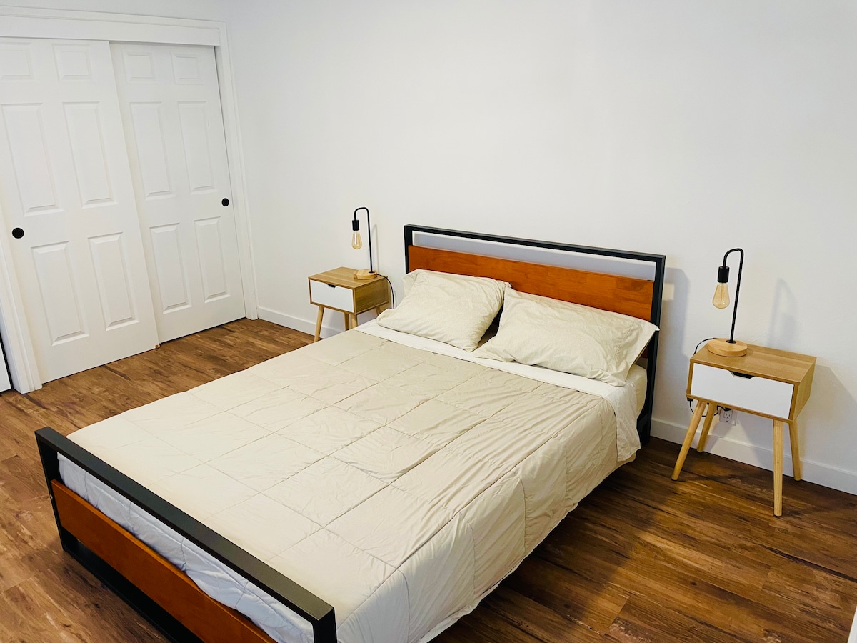 Dormitorio principal, con colchón de espuma viscoelástica queen nuevo. 