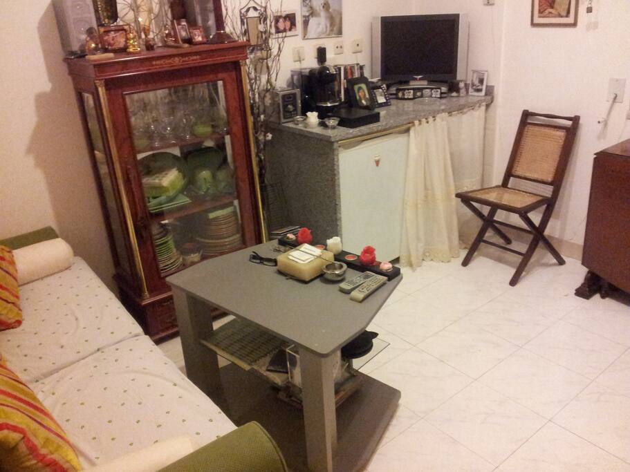 Sala com sofá que se desdobra em sofá-cama de casal